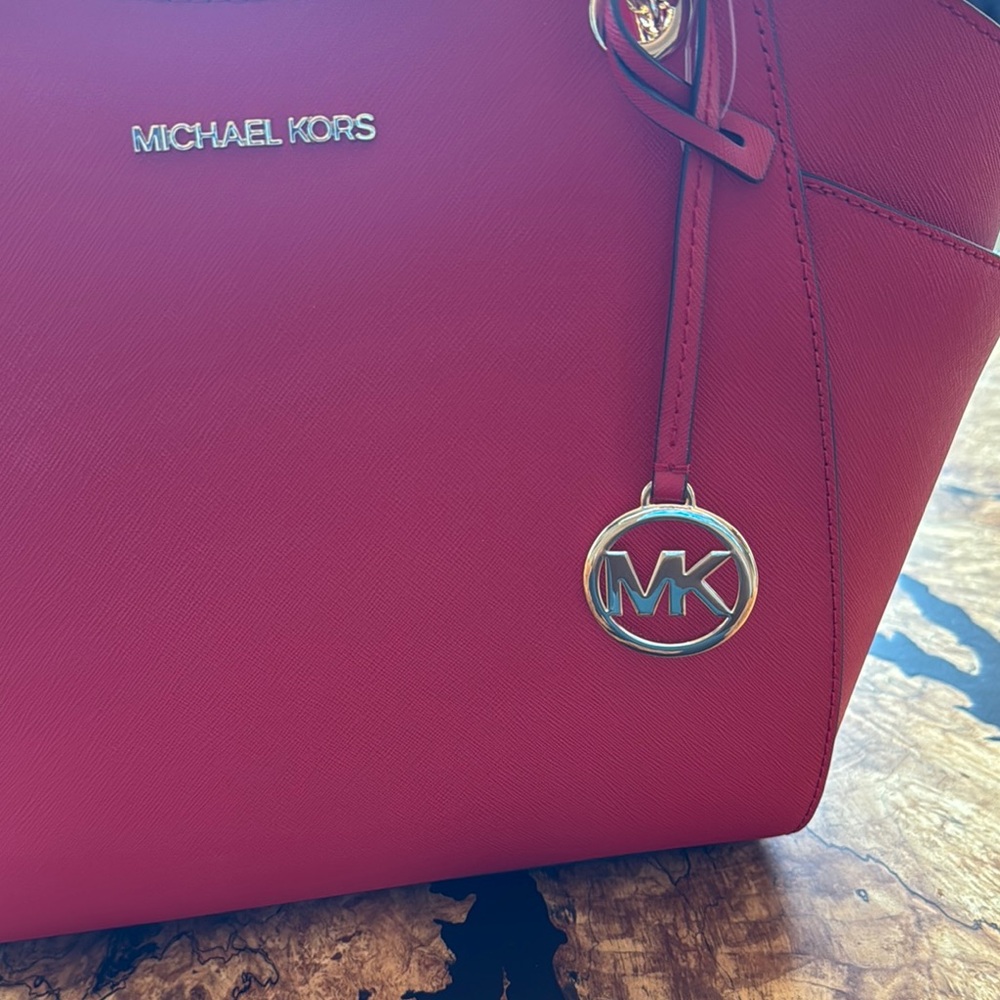 NWT Michael Kors Jet Set Travel Bright Red Shoulder Tote with Gold Chain Straps - Picture 3 of 8